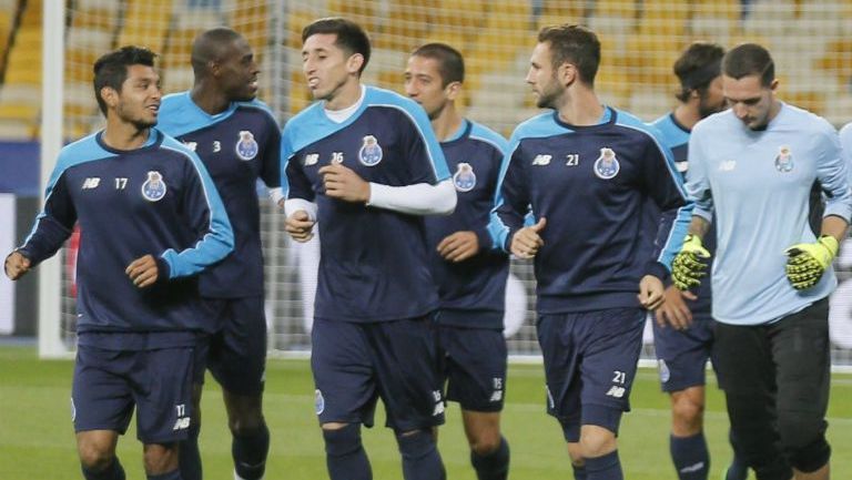 Tecatito, Herrera y Layún, platican durante un entrenamiento del Porto