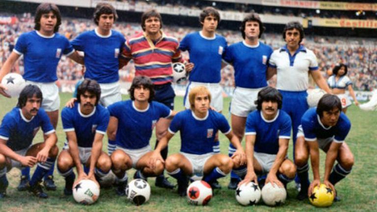 Jugadores del Cruz Azul en 1979 posan antes de un juego