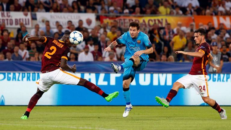 Messi realiza disparo en el juego contra la Roma