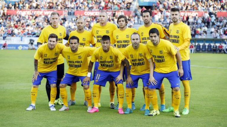 Jugadores del Barcelona muestran playera en apoyo a Rafinha 