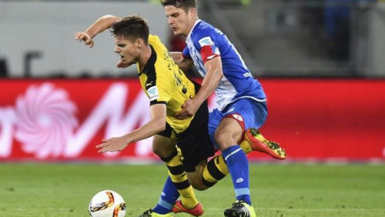 Julian Weigl del Dortmund cubre el esférico