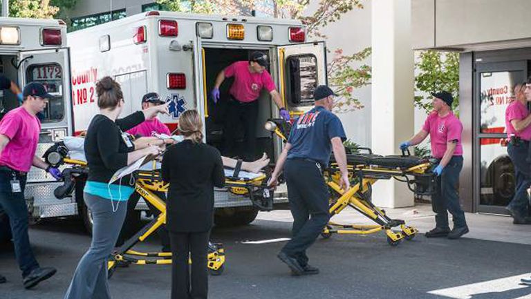 Paramédicos acuden para atender a los heridos en Oregon