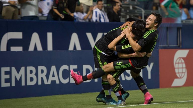 Jugadores del Tri festejan un gol