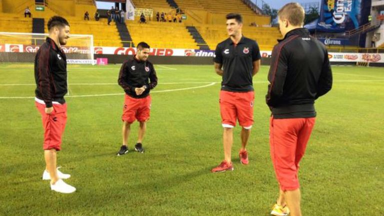 Jugadores de Veracruz analizando el estado de la cancha