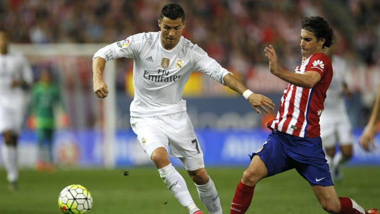 Cristiano Ronaldo conduce el balón en el Derbi madrileño