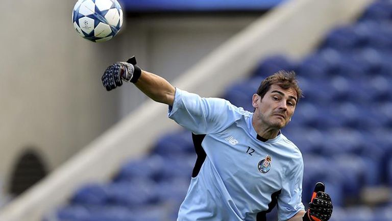 Casillas en una práctica con el Porto