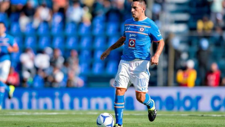 Chaco Giménez conduce el balón en el Estadio Azul