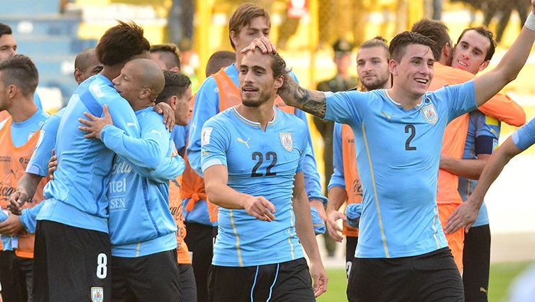 Los jugadores de Uruguay celebran tras el triunfo