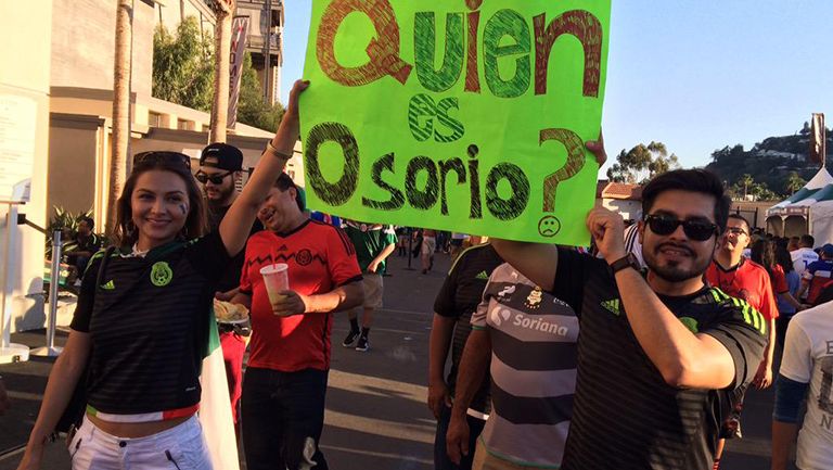 Afición muestra pancarta contra Osorio