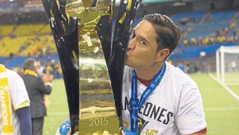 Muñoz besa el trofeo de la Concacaf Champions League