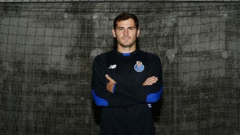 Casillas posa con su jersey del Porto