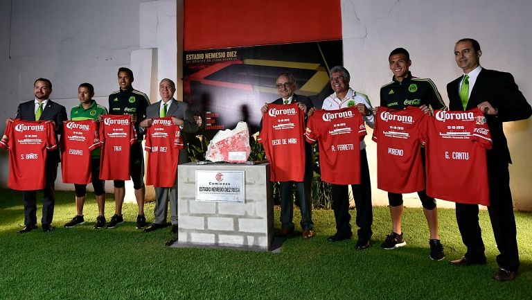 Directivos y jugadores, en la ceremonia de remodelación del estadio