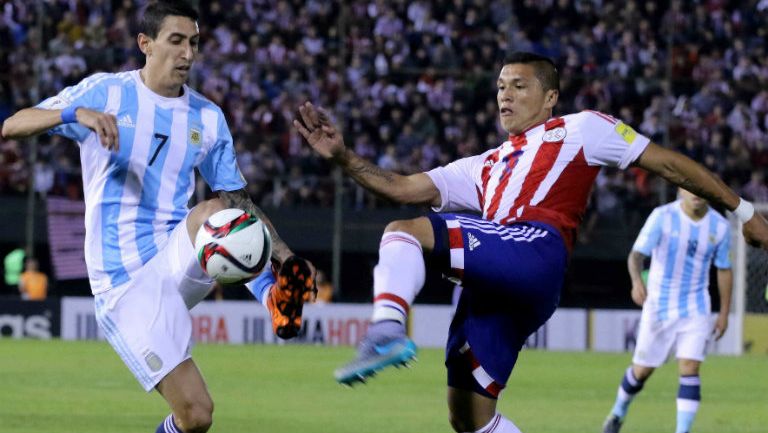 Di María pelea un balón en juego contra Paraguay