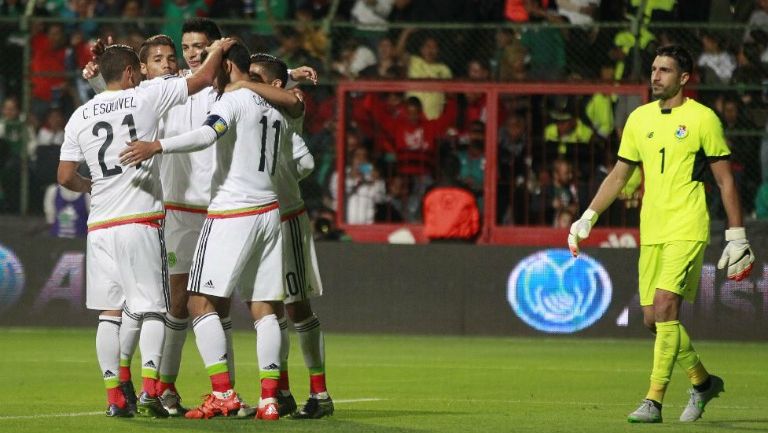 Jugadores del Tri festejan el gol de Carlos Vela