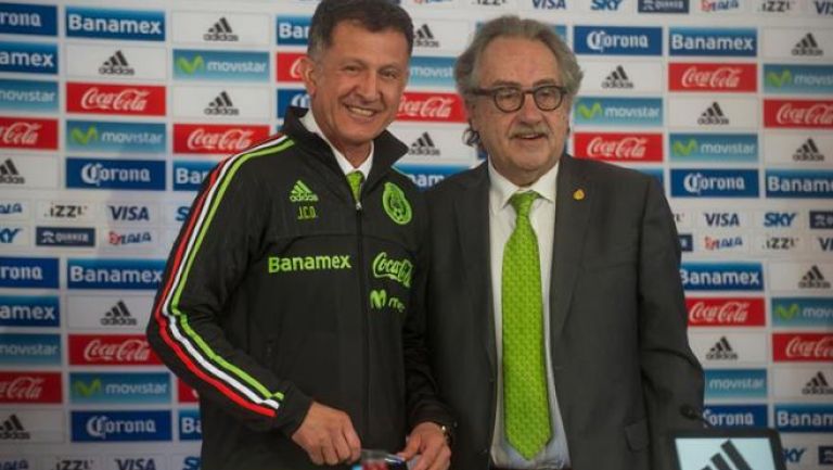 Osorio posa junto a Decio de María