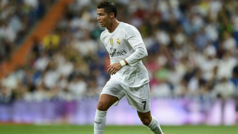 Cristiano Ronaldo conduce el balón en juego del Real Madrid 