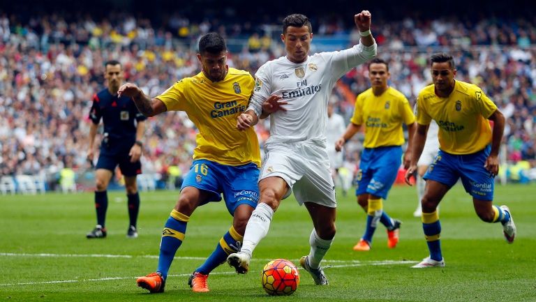 CR7, pelea un balón en un partido del Real Madrid