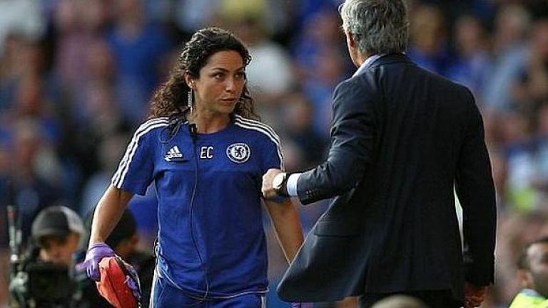 Eva Carneiro discute con Mourinho durante un partido del Chelsea