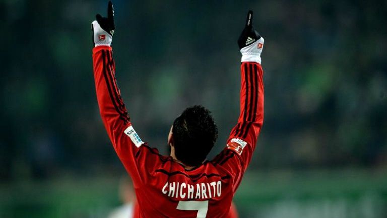 Chicharito celebra un gol con Bayer Leverkusen