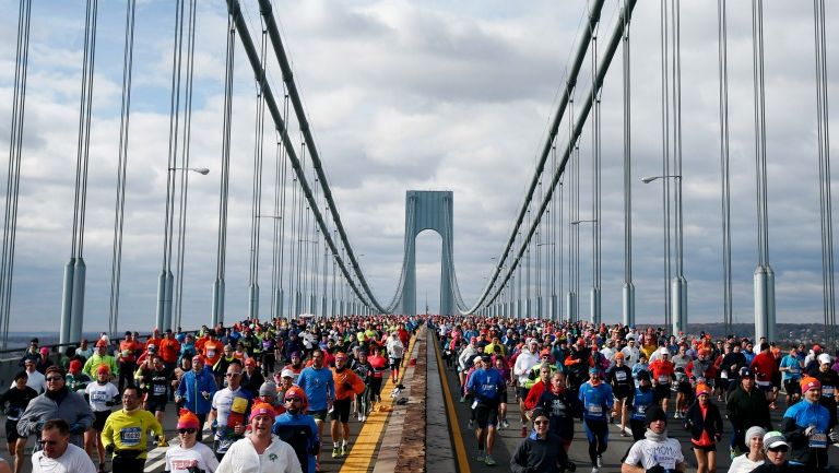 Corredores participan en el Maratón de NY