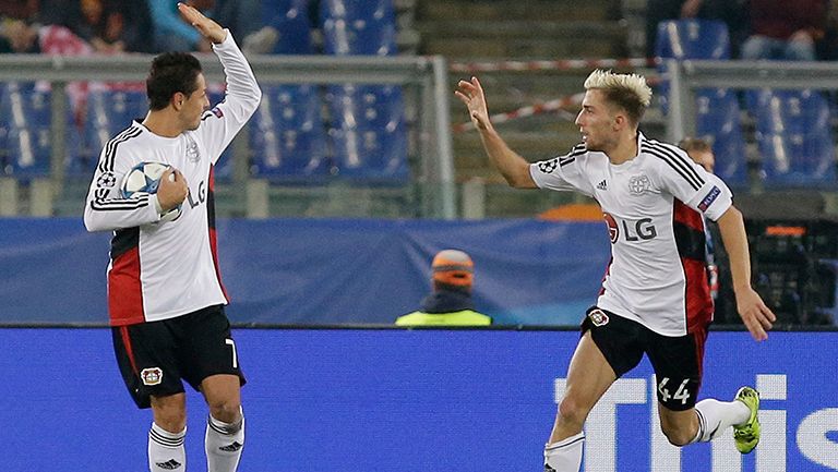 Chicharito celebra el gol contra la Roma