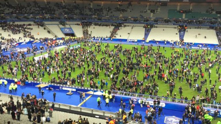 Los aficionados resguardados en la cancha del Estadio de París