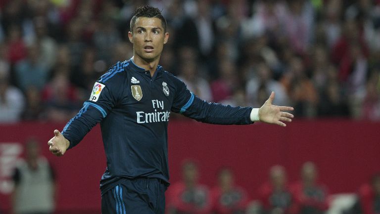 Cristiano Ronaldo reclama una acción en juego del Real Madrid 