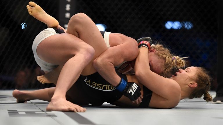 Rousey intenta golpear a Holm 