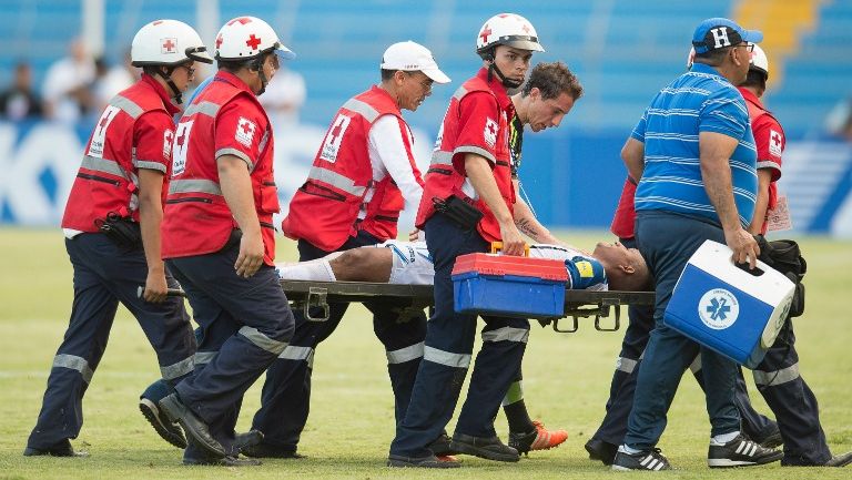 Garrido es retirado del campo tras terrible lesión