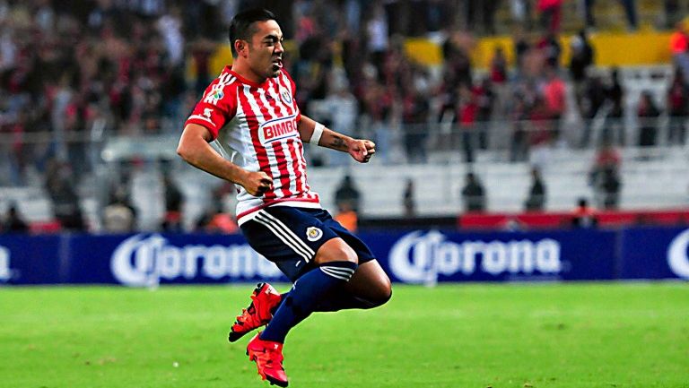 Fabián festeja en partido de Chivas