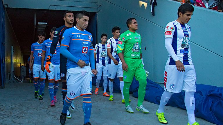 Jugadores de Pachuca y Cruz Azul previo a un juego de Copa MX 