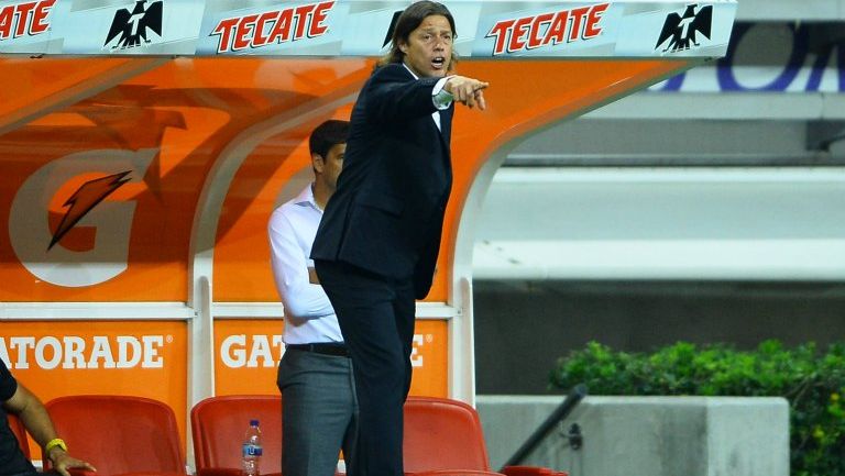 Matías Almeyda dando instrucciones en el banquillo rojiblanco