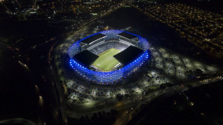 Estadio Cuauhtémoc se muestra espectacular por la noche