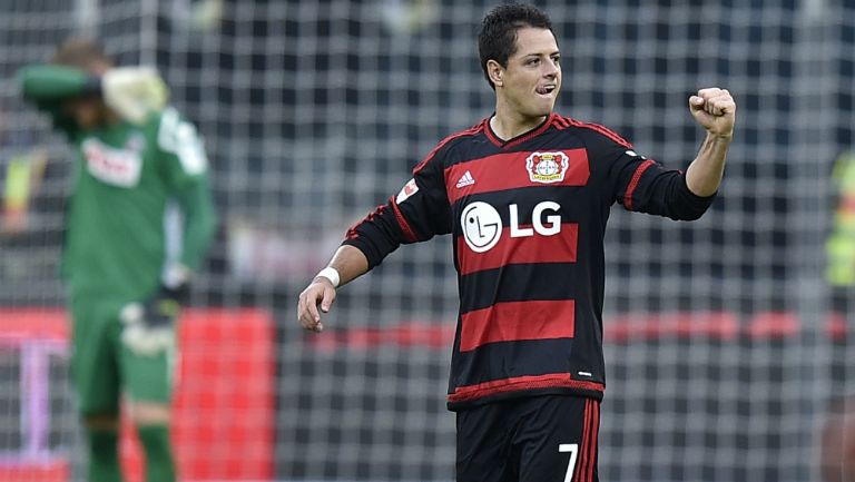 Chicharito, en partido con el Leverkusen