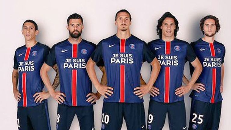 Futbolistas del PSG posan con la playera 