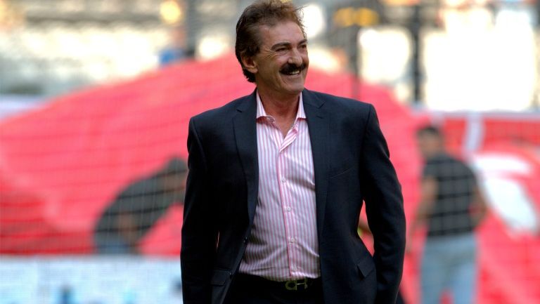 Ricardo La Volpe en la cancha del Estadio Azteca