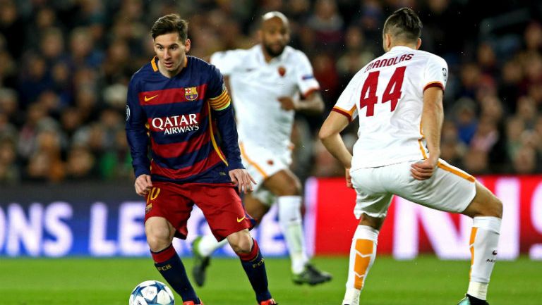 Messi encara a Manolas en juego de Champions League 
