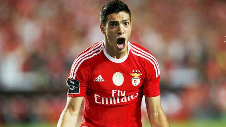 Jiménez celebra un gol con Benfica