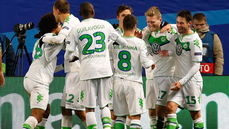 Jugadores del Wolfsburgo felicitan a Schürrle por su gol