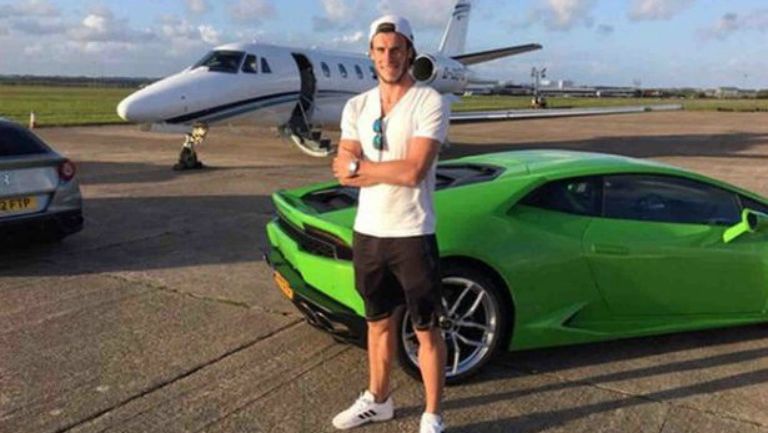 Bale posa con un Lamborghini y un jet privado