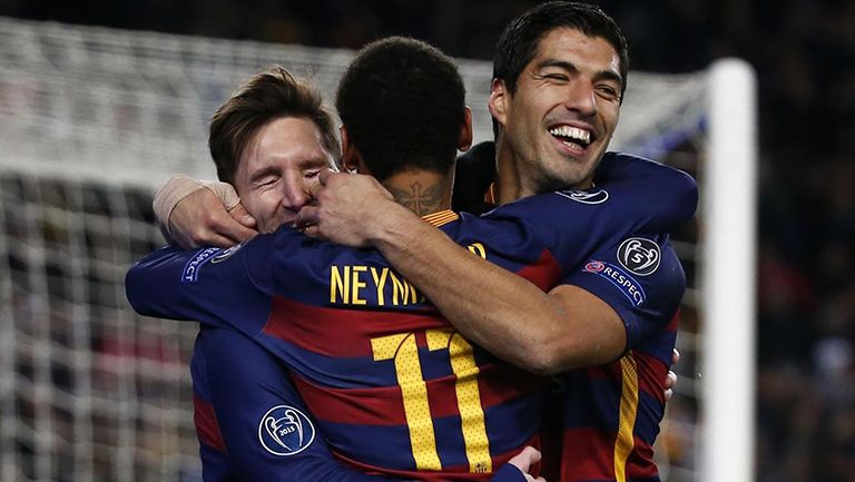 Messi, Neymar y Suárez se abrazan al festejar un gol