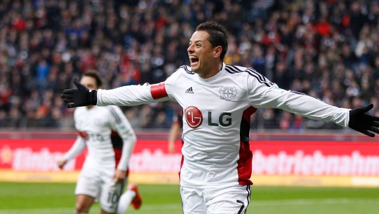 Chicharito festeja un gol