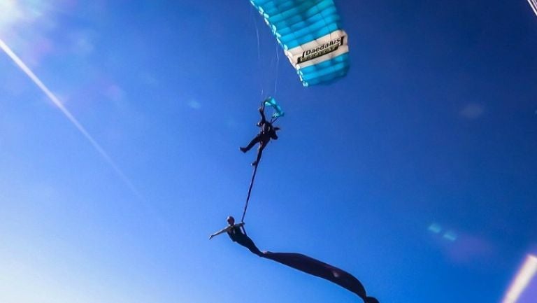 La pareja realizó acrobacias en las alturas