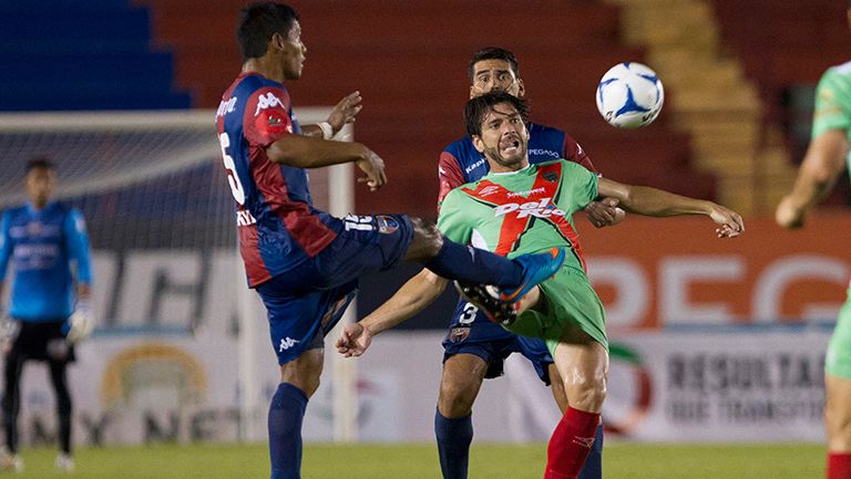 Leandro Carrijo (Juárez) disputal el balón 