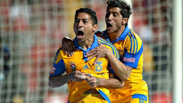 Aquino y Álvarez celebrando la anotación felina