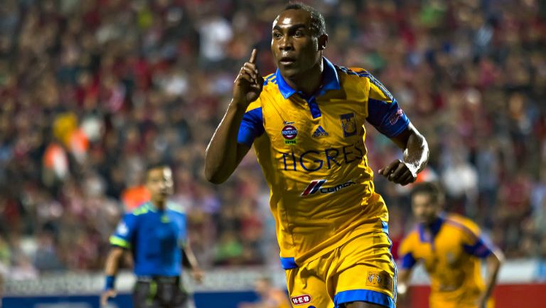 Joffre Guerrón festeja un gol con Tigres