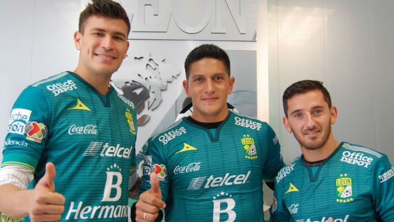 Chatón, Cuevas y Cano posan con la camiseta de León