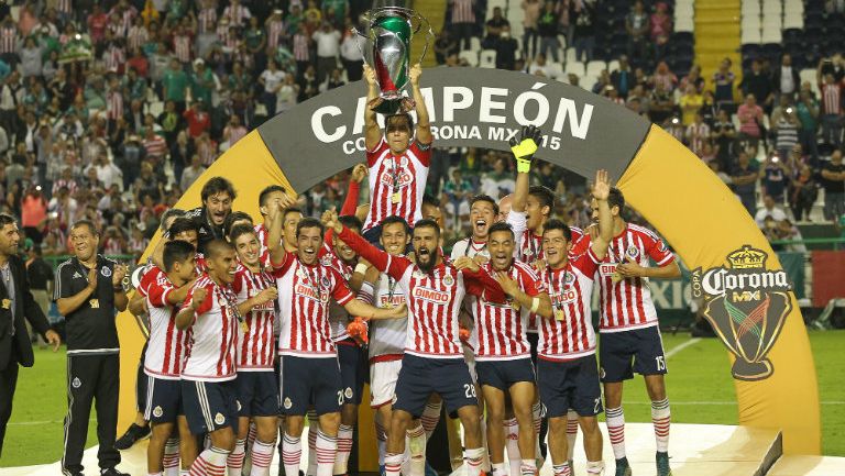 Jugadores de Chivas levantan la Copa MX