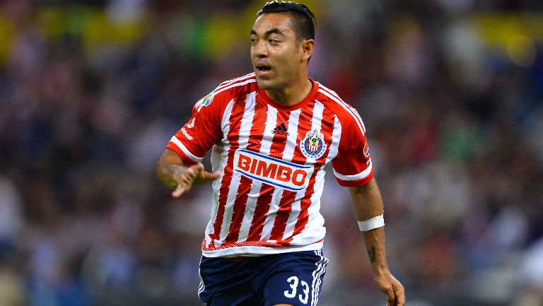 Marco Fabián en un partido de Chivas