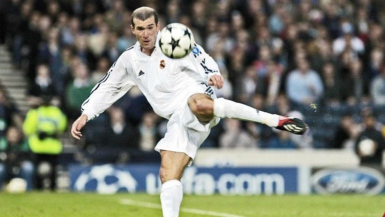 Zidane golpea el balón en la Champions de 2002